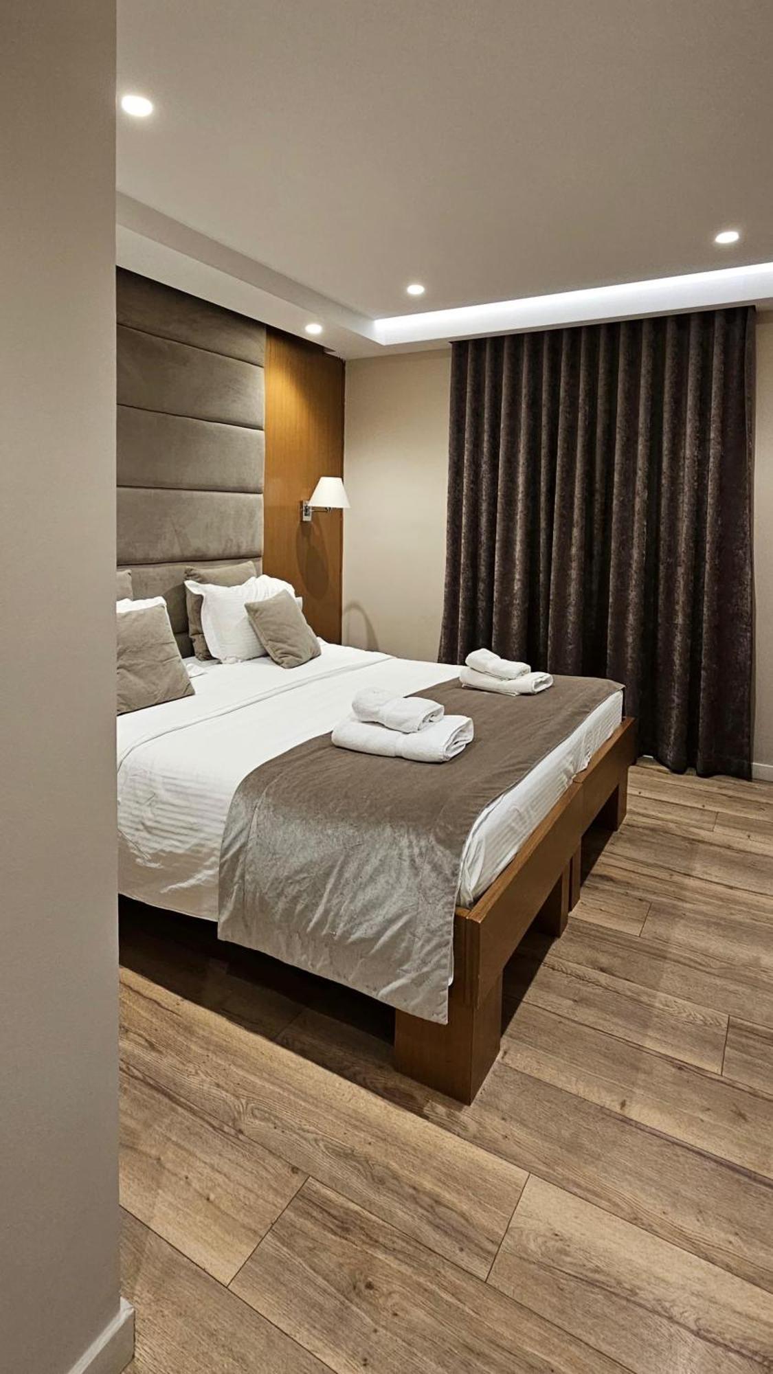 Hotel Queen Selita e Vogel Bagian luar foto