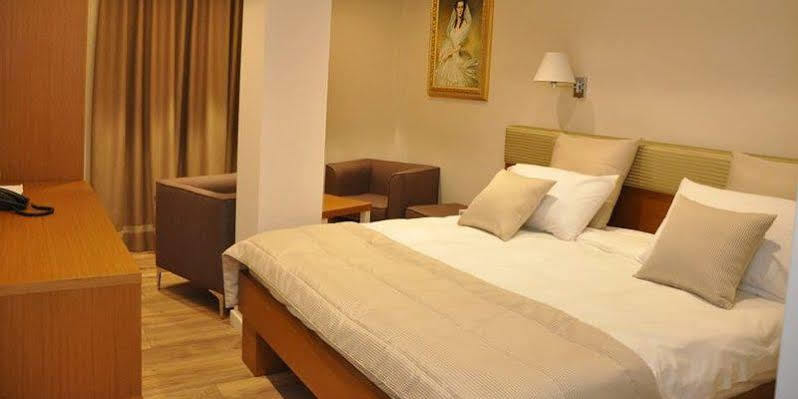 Hotel Queen Selita e Vogel Bagian luar foto