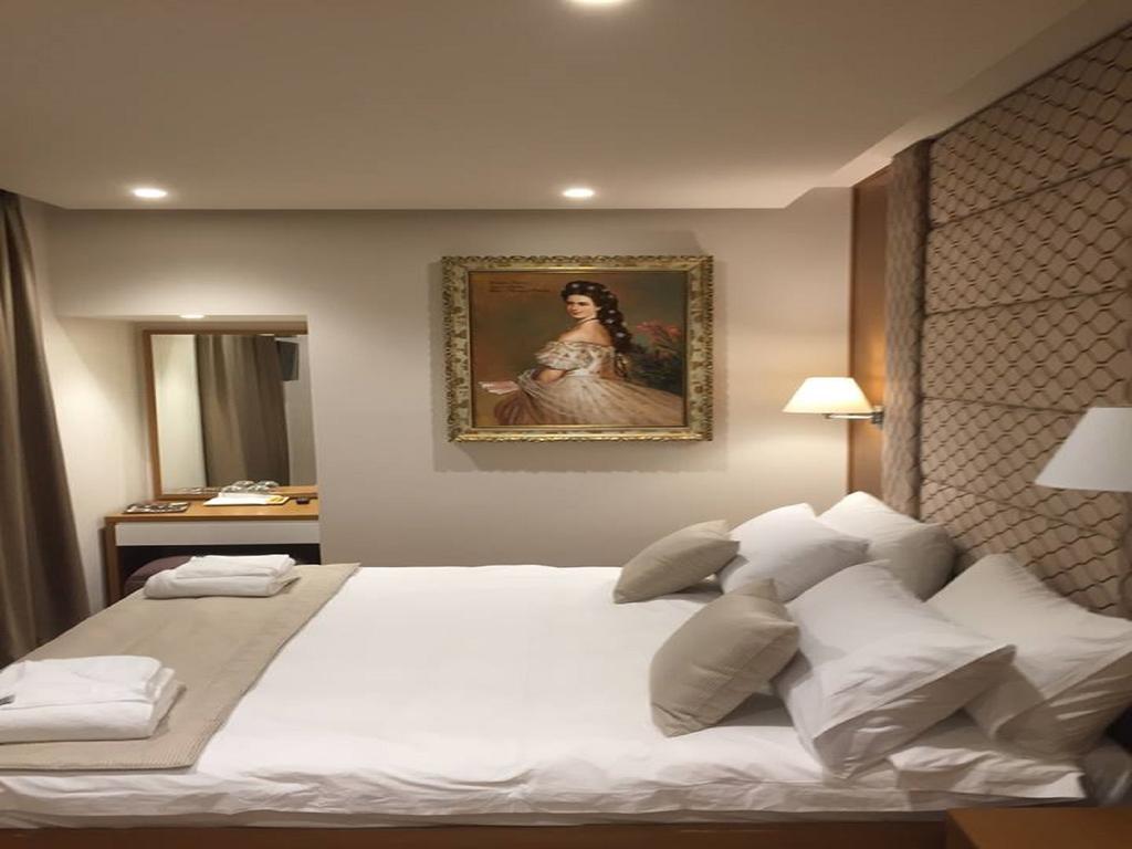 Hotel Queen Selita e Vogel Bagian luar foto